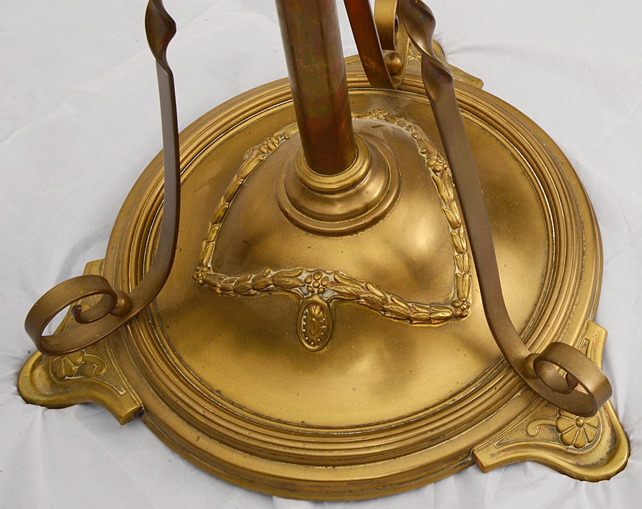 A late Victorian brass telescopic standard lamp - Image 2 of 2