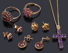 A collection of gold jewellery