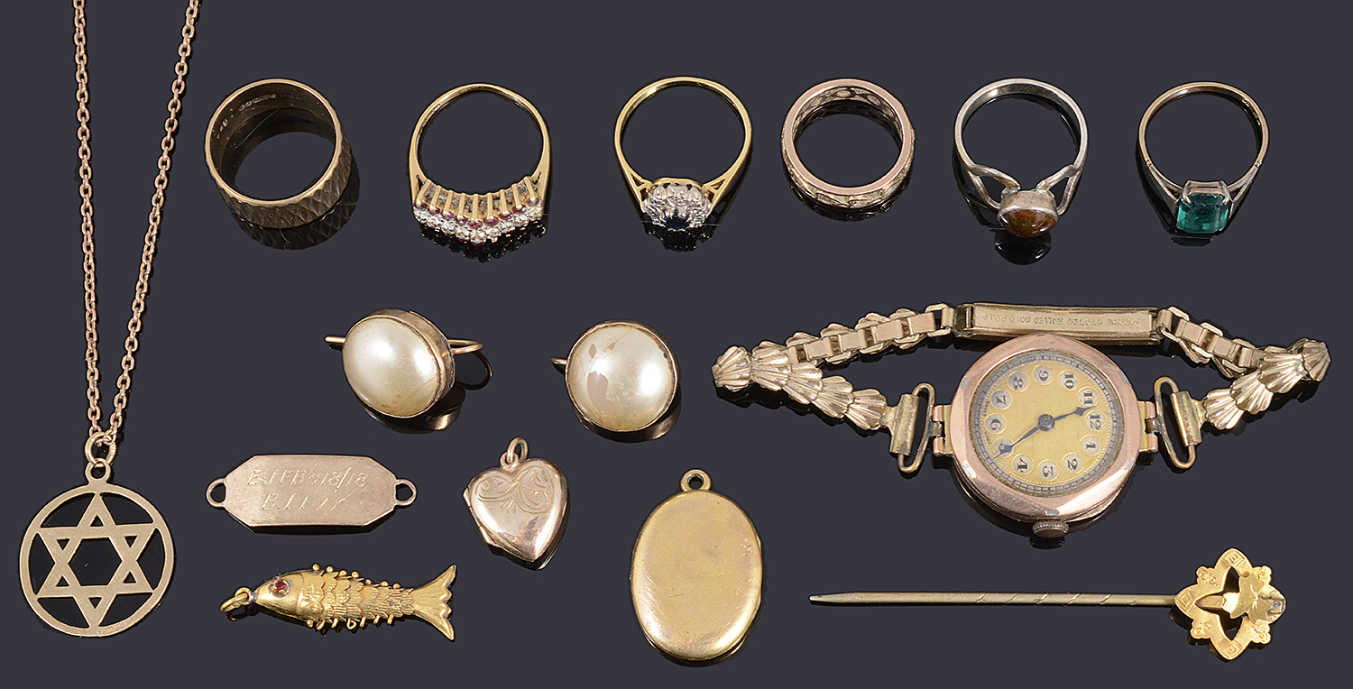 A mixed collection of 9ct and 18ct gold jewellery