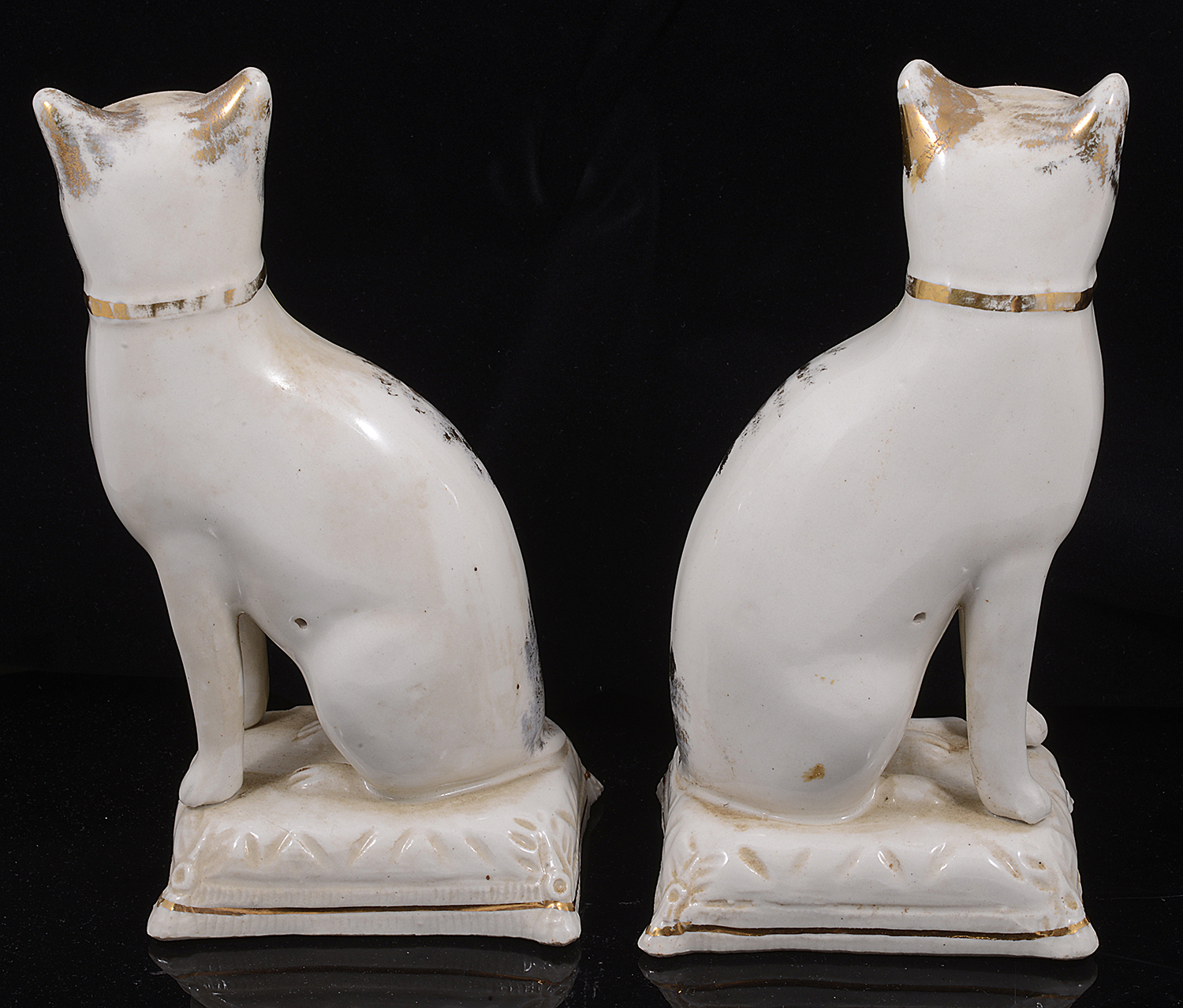 A pair of early 19th century Staffordshire pottery cats - Image 2 of 2