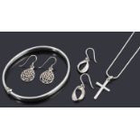 A collection of silver jewellery to include