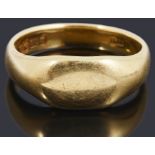 An 18ct gold gentlemen's signet ring,