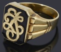A gold gentleman's signet ring