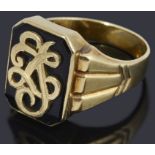 A gold gentleman's signet ring