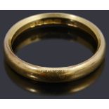 A 22ct gold wedding ring