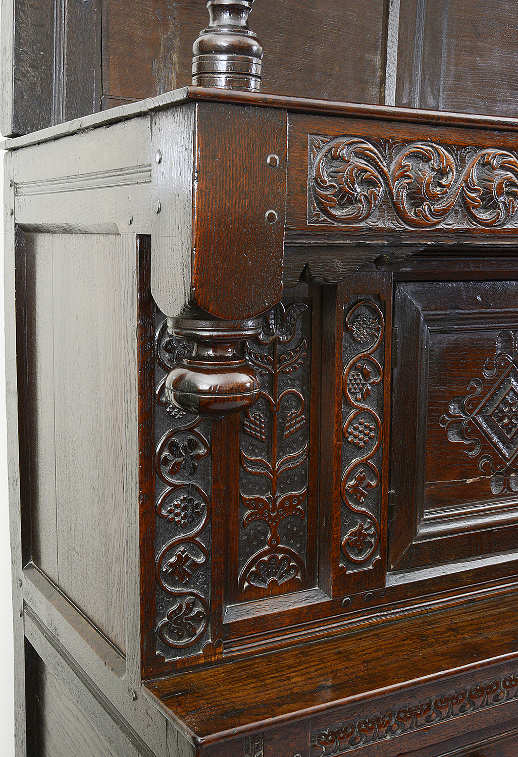 A late 17th century panelled oak press cupboard or tridarn - Image 4 of 5