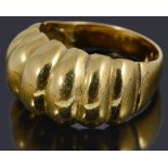 An Italian gold scalloped head ring,