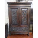 CARVED FRONTED OAK ART NOUVEAU STYLE TWO DOOR SHELF UNIT FITTED WITH SINGLE DRAWER BELOW