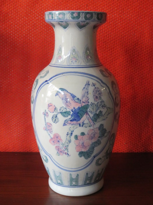 20tH CENTURY ORIENTAL STYLE CERAMIC VASE