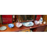 MIXED LOT OF ORIENTAL CERAMICS INCLUDING 19th CENTURY BLUE AND WHITE ASHETTE (AT FAULT)