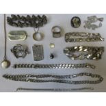 MIXED LOT OF SILVER AND SILVER COLOURED JEWELLERY INCLUDING LINK CHAINS, ETC.