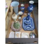 SUNDRY LOT OF CERAMICS INCLUDING PRUNUS PATTERN VASE, LUSTRE VASE (AT FAULT), CARLTONWARE,