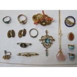 MIXED LOT OF GOLD AND GOLD COLOURED JEWELLERY INCLUDING AQUAMARINE SET PENDANT