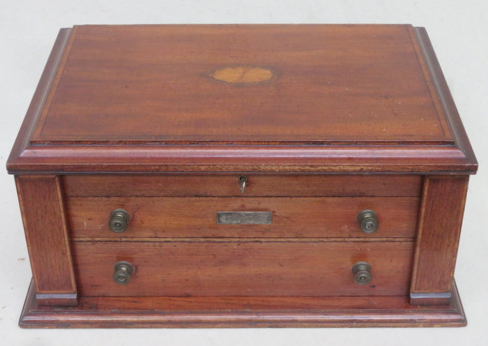 EDWARDIAN MAHOGANY INLAID WELLINGTON STYLE CANTEEN CASE WITH ENGRAVED SILVER PLAQUE TO FRONT