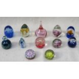 MIXED LOT OF VARIOUS GLASS PAPERWEIGHTS INCLUDING SCOTTISH PERTHSHIRE AND MILLEFIORI, ETC.