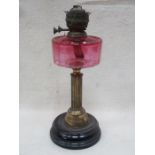 CRANBERRY COLOURED GLASS AND BRASS COLUMN FORM OIL LAMP