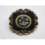 VICTORIAN ENAMELLED & YELLOW METAL MOURNING BROOCH