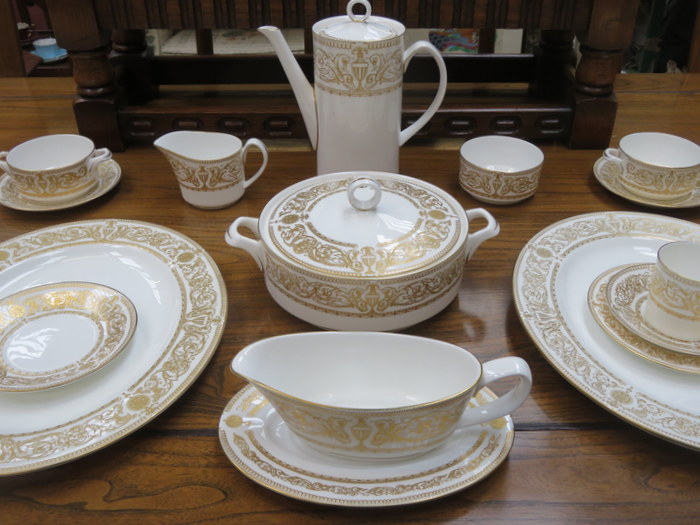 PARCEL OF PRETTY ROYAL WORCESTER HYDE PARK PATTERN GILDED DINNERWARE, - Image 6 of 6