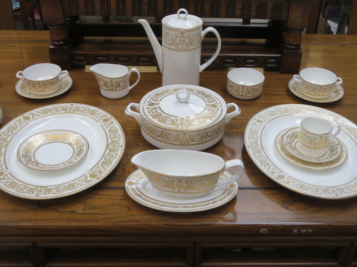 PARCEL OF PRETTY ROYAL WORCESTER HYDE PARK PATTERN GILDED DINNERWARE, - Image 2 of 6