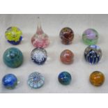 MIXED LOT OF VARIOUS GLASS PAPERWEIGHTS INCLUDING MDINA, SCOTTISH PERTHSHIRE,