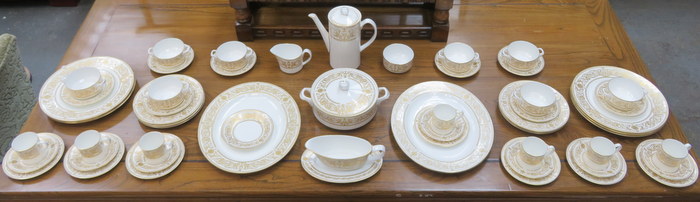PARCEL OF PRETTY ROYAL WORCESTER HYDE PARK PATTERN GILDED DINNERWARE,
