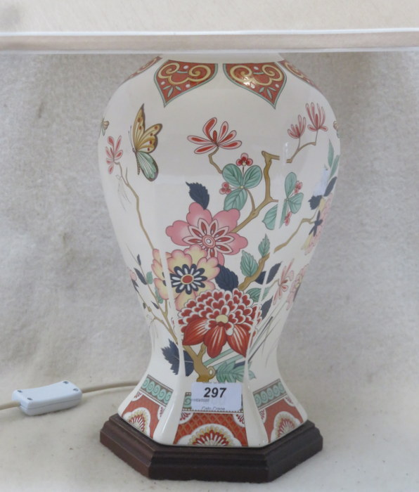 ORIENTAL CERAMIC FLORAL DECORATED TABLE LAMP WITH SHADE