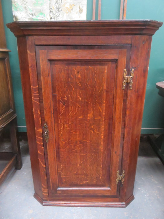 19th CENTURY OAK WALL MOUNTING CORNER CUPBOARD