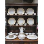 PARCEL OF PRETTY ROYAL WORCESTER HYDE PARK PATTERN GILDED DINNERWARE,