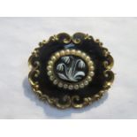 VICTORIAN ENAMELLED AND YELLOW METAL MOURNING BROOCH