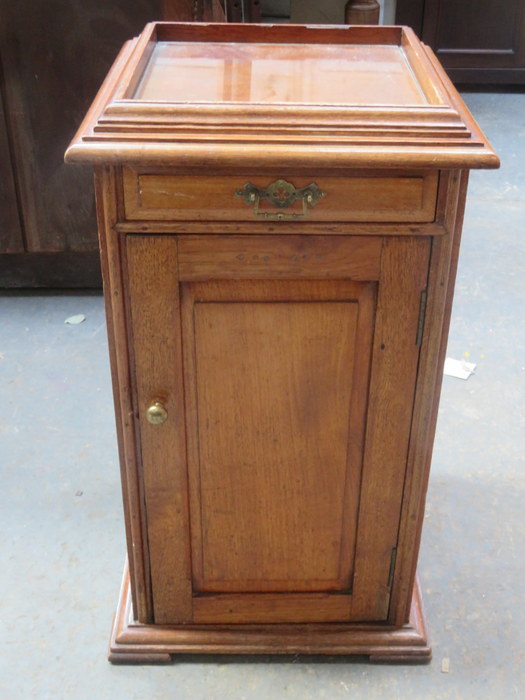 GLASS TOP MAHOGANY POT CUPBOARD WITH SINGLE DRAWER