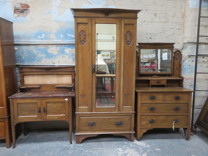 ARTS & CRAFTS OAK BEDROOM SUITE COMPRISING SINGLE DOOR WARDROBE, DRESSING TABLE,