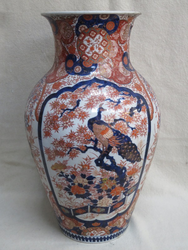 LARGE ORIENTAL BALUSTER VASE DECORATED WITH PEACOCKS AND FLORAL ARRANGEMENTS IN TYPICAL IMARI