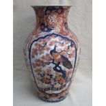 LARGE ORIENTAL BALUSTER VASE DECORATED WITH PEACOCKS AND FLORAL ARRANGEMENTS IN TYPICAL IMARI
