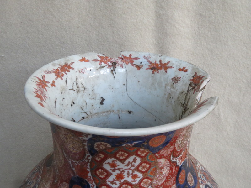 LARGE ORIENTAL BALUSTER VASE DECORATED WITH PEACOCKS AND FLORAL ARRANGEMENTS IN TYPICAL IMARI - Image 2 of 5