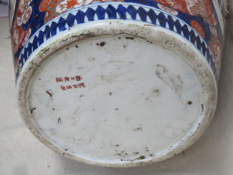 LARGE ORIENTAL BALUSTER VASE DECORATED WITH PEACOCKS AND FLORAL ARRANGEMENTS IN TYPICAL IMARI - Image 3 of 5