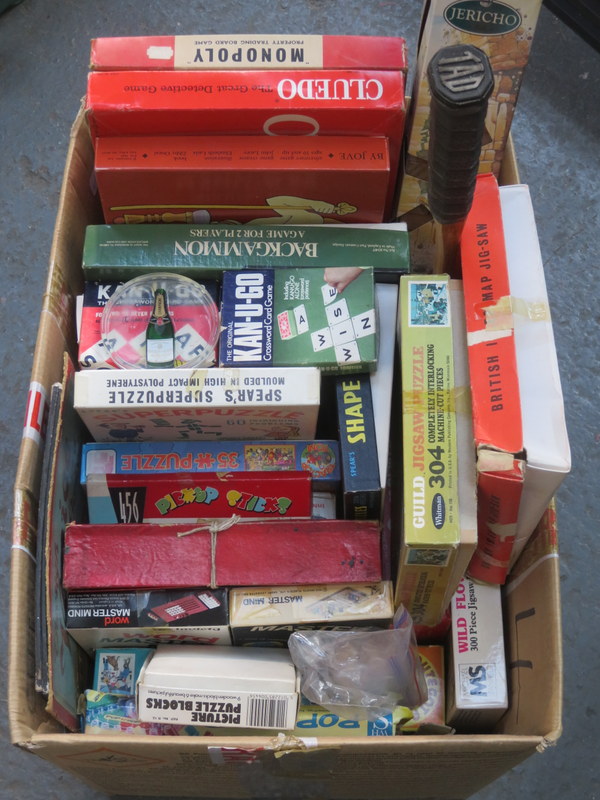 BOX CONTAINING VINTAGE BOARD GAMES INCLUDING DOMINOS PLUS JIGSAWS AND TENNIS RACKET
