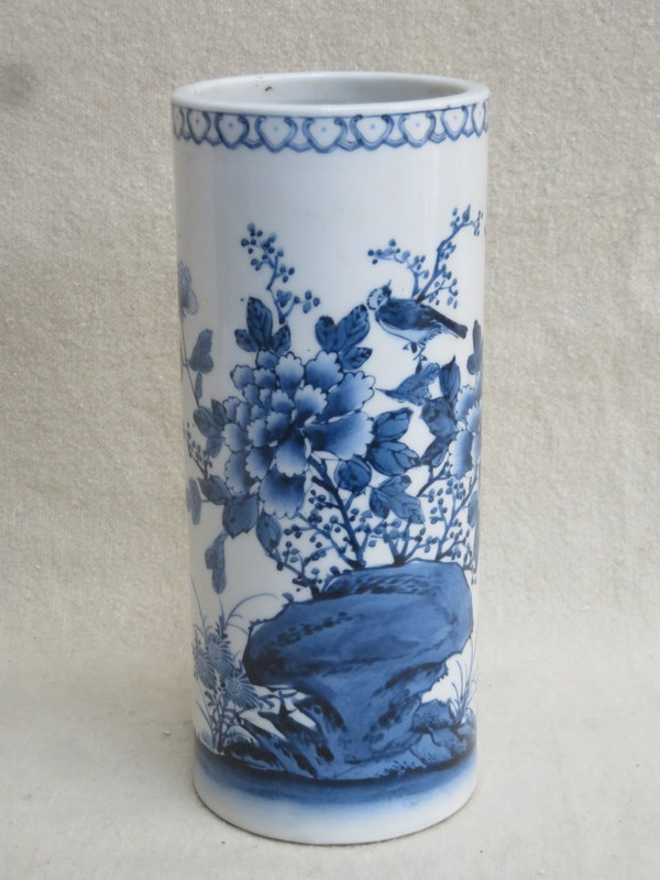 BLUE AND WHITE ORIENTAL STYLE CERAMIC SLEEVE VASE WITH HANDPAINTED DECORATION,