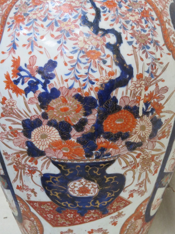 LARGE ORIENTAL BALUSTER VASE DECORATED WITH PEACOCKS AND FLORAL ARRANGEMENTS IN TYPICAL IMARI - Image 5 of 5