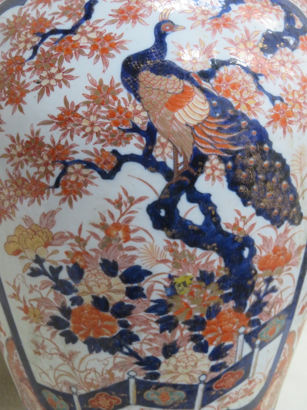 LARGE ORIENTAL BALUSTER VASE DECORATED WITH PEACOCKS AND FLORAL ARRANGEMENTS IN TYPICAL IMARI - Image 4 of 5