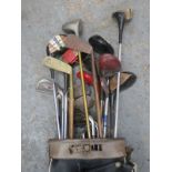 GOLF BAG CONTAINING VARIOUS VINTAGE GOLF CLUBS