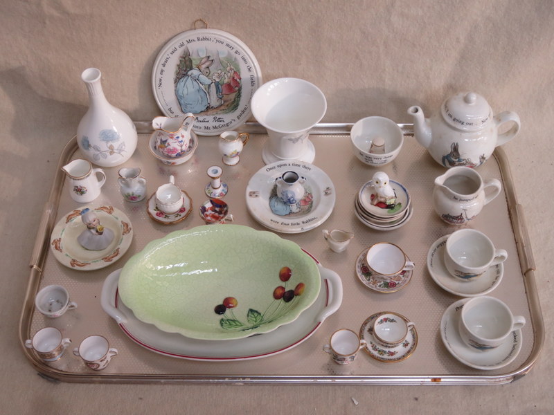 PARCEL OF SUNDRY CERAMICS INCLUDING WEDGWOOD, SPODE, CARLTONWARE, COALPORT AND VILLEROY BOCH, ETC.