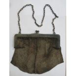 Hallmarked 925 silver mesh evening purse, London assay dated 1917 by Paul Ettlinger. Approx. 289.1g