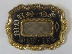 Early victorian unhallmarked yellow metal and enamelled mourning brooch