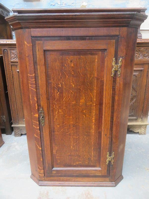 19th CENTURY OAK WALL MOUNTING CORNER CUPBOARD