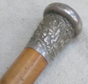 Vintage walking cane, with repousse decorated Indian silver top. Approx. 86.5cm Long