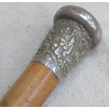 Vintage walking cane, with repousse decorated Indian silver top. Approx. 86.5cm Long