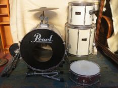 Pearl export series part drum kit, for restoration.