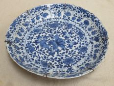 Kang-he period (1660-1722) Nankin blue and white wave edged glazed ceramic dish, hand painted with