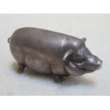 925 silver pig form vesta case with hinged cover and striker. Approx. 41.1g