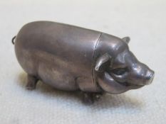 925 silver pig form vesta case with hinged cover and striker. Approx. 41.1g